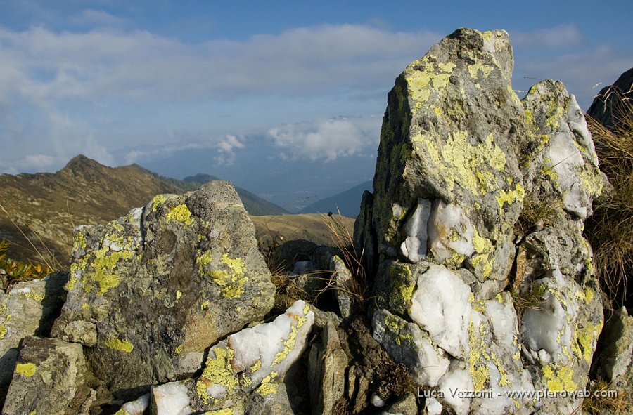 5- In cresta, tipiche rocce brembane.jpg